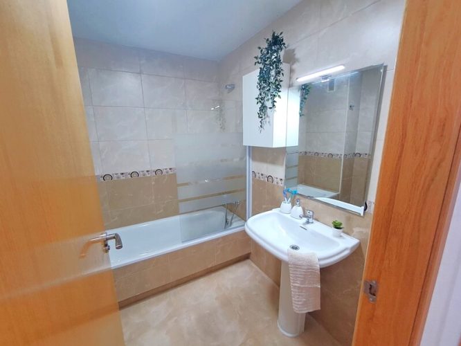 Baño con bañera, retrete y lavabo