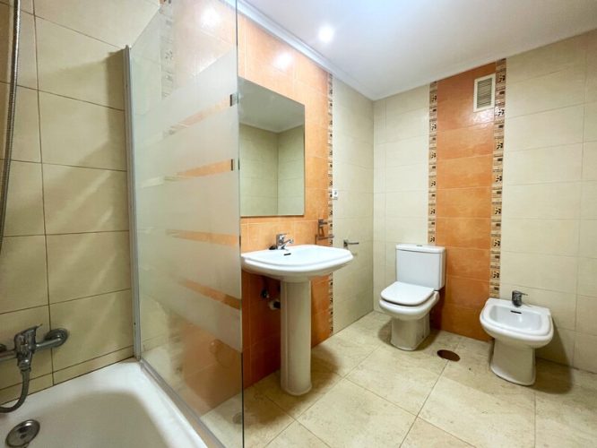 Baño principal equipado con una bañera, un lavabo, un espejo, un retrete y un bidet