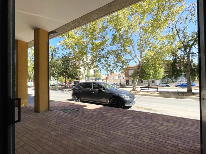 Vista de la calle desde la entrada del bajo