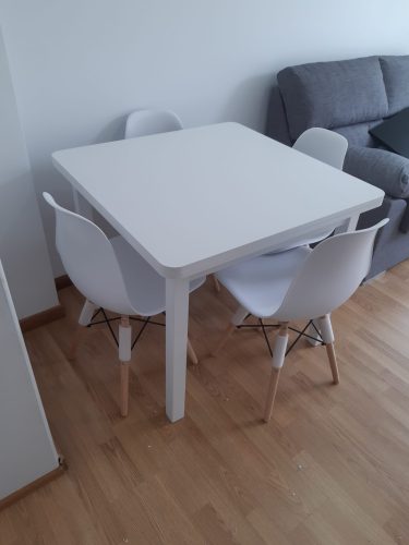 mesa y sillas salon bajo e