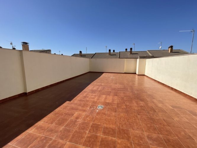 Terraza con acceso desde la habitación vacía y el cuarto de invitados